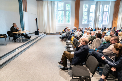 In der Aula der Talmud Tora Schule