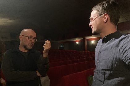 Regisseur Yair Qedar (l.) und Moderator Sebastian Schirrmeister im Gespräch
