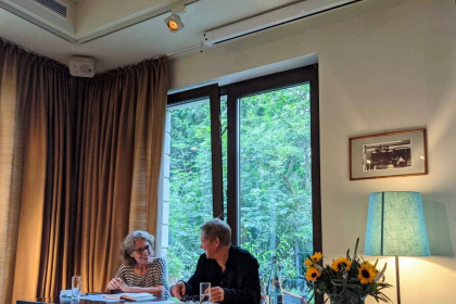 Gastgeberin Marion Kollbach mit Peter Stefan Jungk im Jüdischen Salon