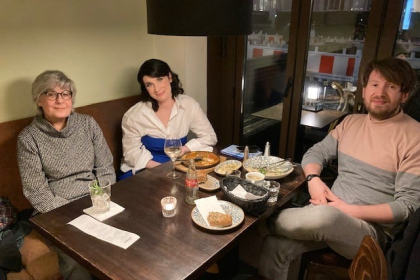 Gastgeberin Barbara Guggenheim, Maria Peker und Dmitrij Kapitelman im Café Leonar