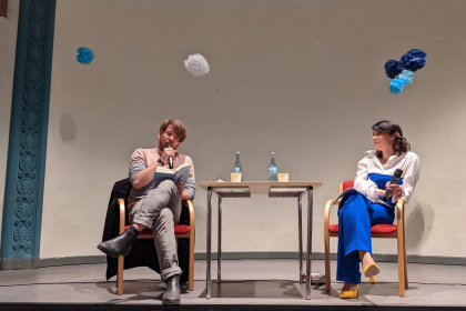 Dmitrij Kapitelman und Gastgeberin Maria Peker in der Aula der Talmud Tora Schule