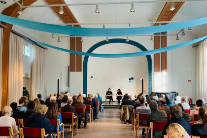 Die gutbesuchte Aula der Talmud Tora Schule