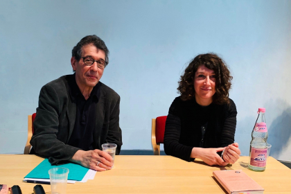 Gastgeber Michael Heimann mit Lena Gorelik in der Aula der Talmud Tora Schule