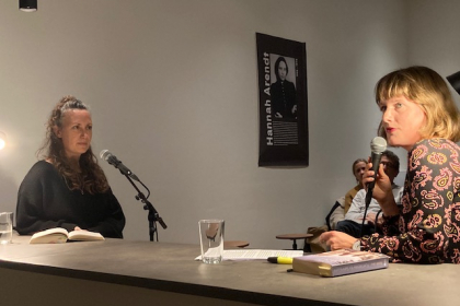 Sarah Levy und Gastgeberin Jasmin Sohnemann im neuen Hannah Arendt Studierenden-Haus in Hamburg
