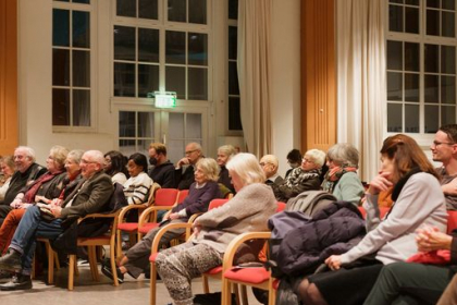 Das Publikum in der Aula der Talmud Tora Schule 