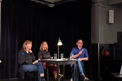 Lara Dämmig und Sandra Anusiewicz-Baer mit Gastgeber Sebastian Schirrmeister