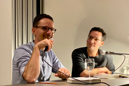 Gastgeber Sebastian Schirrmeister mit Gabriel Herlich im Hannah Arendt-Salon