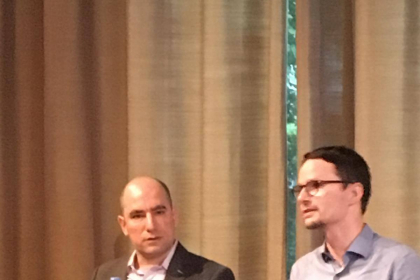 Benjamin Balint und Gastgeber Sebastian Schirrmeister im Jüdischen Salon