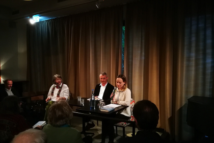 Es las Cornelia Schramm, Eshkol Nevo und Gastgeberin Sonja Dickow-Rotter im Jüdischen Salon