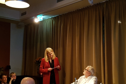 Jana Schiedek, Staatsrätin für Kultur und Medien mit Gastgeber Michael K. Nathan, Freund von Arie Goral 