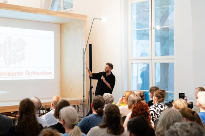 Liad Shadmi trägt vor im Freiraum des Museums für Kunst &amp; Gewerbe