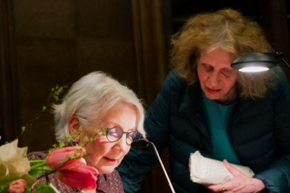 Friederike Heimann beim Signieren