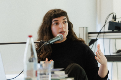 Anna Hofman während des Gespräches