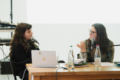 Gastgeberin Kristina Omelchenko und Anna Hofman im Gespräch