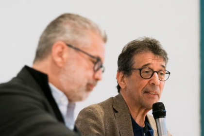 Richard C. Schneider im Gespräch mit Gastgeber Michael Heimann in der Aula der Talmud Tora Schule
