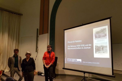 Markus Flohr, Gastgeberin Barbara Guggenheim und Dana von Suffrin in der Aula der Talmud Tora Schule