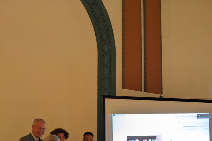 Gastgeberin Barbara Guggenheim, Martin Doerry, Esther Dischereit,  İsmet Tekin und digital zugeschaltet Max Privorozki