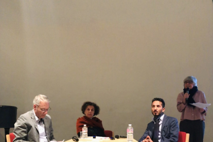 Martin Doerry, Esther Dischereit und İsmet Tekin in der Aula der Talmud Tora Schule