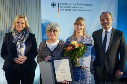 Bundesinnenministerin Nancy Faeser, Barbara Guggenheim, Vertreterin der ebenfalls ausgezeichneten Projektgruppe "Jüdisches Halle - gestern und heute" und Felix Klein, Antisemitismus-Beauftragter des Bundes