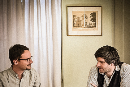 Gastgeber Sebastian Schirrmeister mit dem Autor Alexander Estis im Heine-Haus in Hamburg