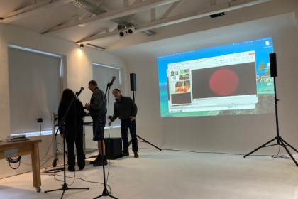 Beim Einrichten vor der Veranstaltung mit sehr netter Hilfe