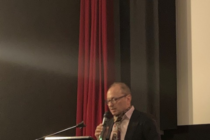 Daniel Wildmann bei seinem Vortrag im Kleinen Abaton