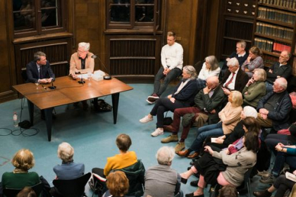 Das Gespräch von Thomas Meyer und Peter Niesen im Lesesaal des Warburg Hauses