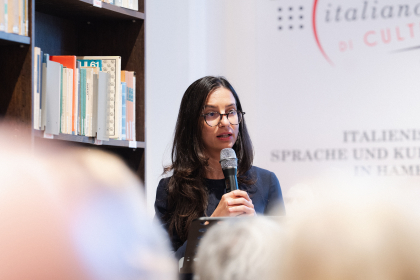 Die Direktorin Francesca Fazion eröffnet den Abend fürs Italienische Kulturinstitut