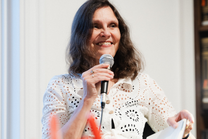Maike Albath las eben einen Text aus dem Buch vor