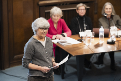 Barbara Guggenheim begrüsst im Warburg Haus 