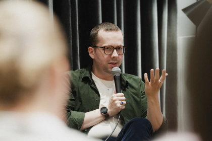 Henrik Szántó beantwortet Fragen aus dem Publikum