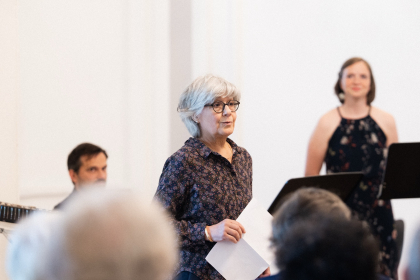 Gastgeberin Barbara Guggenheim bei der Begrüssung im Fanny Hensel-Saal der HfMT