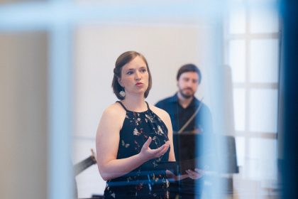 Clarissa Renner moderiert und singt