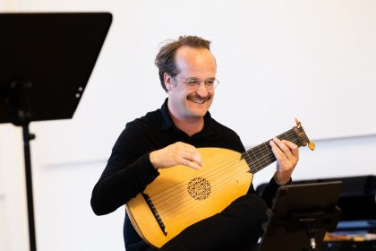 Martin Steuber spielt Laute, Barockgitarre und Gitarre