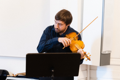 Uwe Ulbrich spielt Rebec und Violine