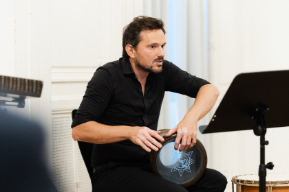 Hannes Malkowski spielt Trommel, Perkussion und Hackbrett