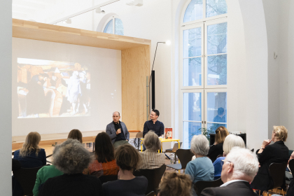 Aufmerksames Publikum im Freiraum des MKG
