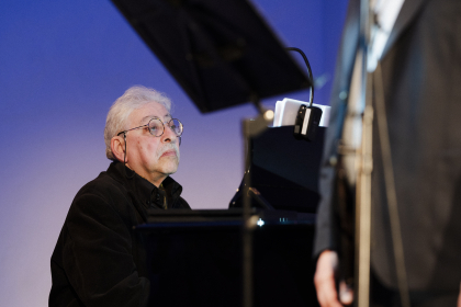 Gennady Tsypin begleitet am Klavier