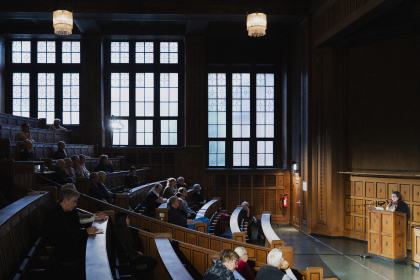 © Michael Kohls Ein Blick in den historischen Hörsaal des MARKK während der Erläuterungen von Katrin Janz-Wenig
