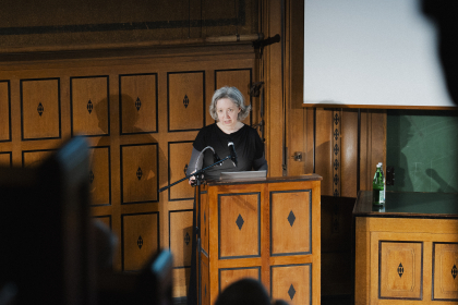 © Michael Kohls Jana Caroline Reimer erläutert die Sammelleidenschaft der "Gesellschaft für jüdische Volkskunde"