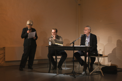 Gastgeberin Barbara Guggenheim, Simon Strauß und Martin Doerry bei der Begrüssung