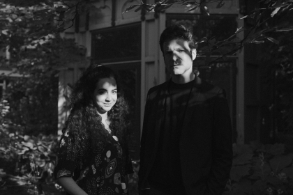 İdil Pulat und Ofer Waldman im Garten der Alfred Schnittke Akademie 
