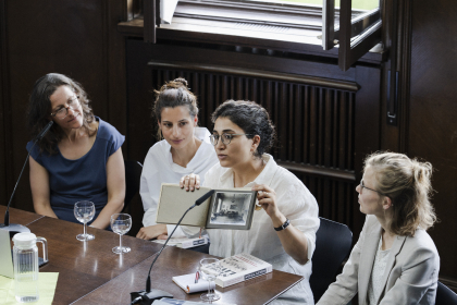 Anna Menny (r.) hat ein Original-Album aus dem Bildarchiv des IGdJ mitgebracht
