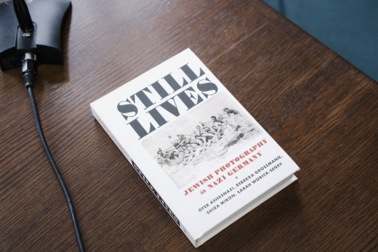 Ein Exemplar des Buches STILL LIVES