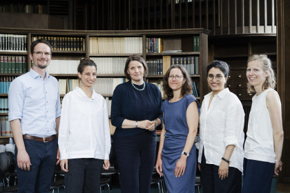 Alle Mitwirkenden des Abends: Sebastian Schirrmeister, Rebekka Grossmann, Kim Wünschmann, Sarah Wobick-Segev, Shira Miron und Anna Menny (v.l.n.r.)