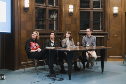Luisa Banki, Lea Wohl von Haselberg, Alisa Gadas und Sebastian Schirrmeister mit Blick auf die eingeblendeten Folien zu Beginn
