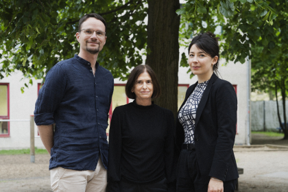 Gastgeber Sebastian Schirrmeister, Autorin Yael Neeman und Übersetzerin Lucia Engelbrecht (v.l.n.r.)