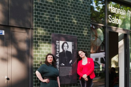Tamara Loewenstein und Abby Stein vor dem Hannah Arendt Salon