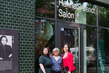 Tamara Loewenstein, Gastgeberin Barbara Guggenheim und Abby Stein