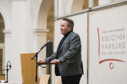 Olaf Eigenbrodt, stellvertretender Direktor der Staats- und Universitätsbibliothek eröffnet den Abend
